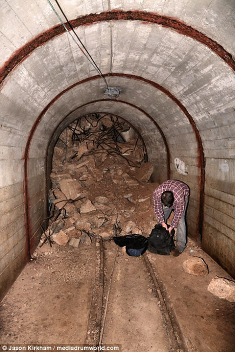 Vào lúc 11h11 ngày 27/11/1944, vụ nổ lớn xảy ra tại kho đạn dược dưới lòng đất Fauld của Không quân Hoàng gia Anh ở Staffordshire, Anh. Đây được coi là vụ nổ lớn nhất nước Anh khi cướp đi sinh mạng của 70 người.