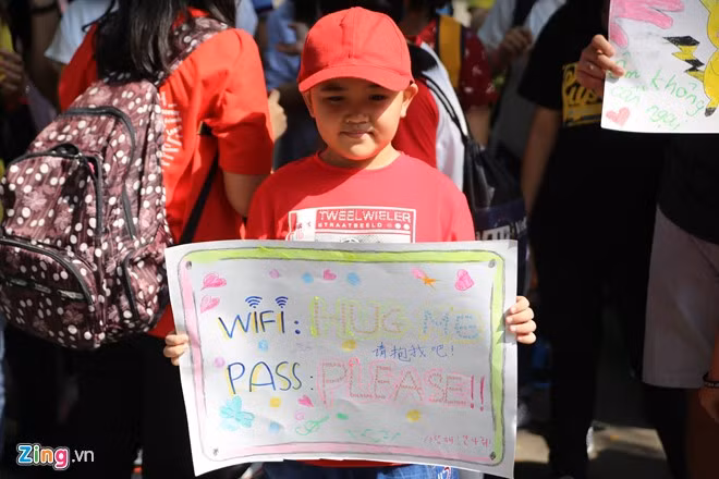 Chương trình Ngày ôm quốc tế còn thu hút cả những em bé nhỏ tuổi.