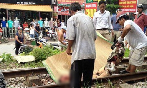 Hai thanh nien chet tuc tuoi vi mai chup anh truoc duong ray tau