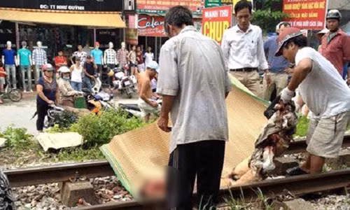 Hai thanh nien chet tuc tuoi vi mai chup anh truoc duong ray tau