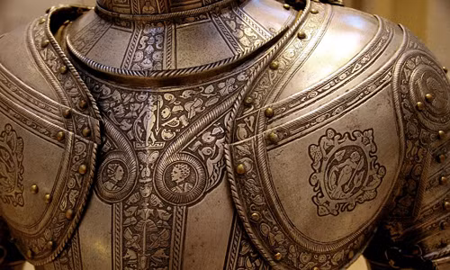 Vào thời xưa, người Italy thiết kế những bộ áo giáp với nhiều hoa văn sống động như thật.