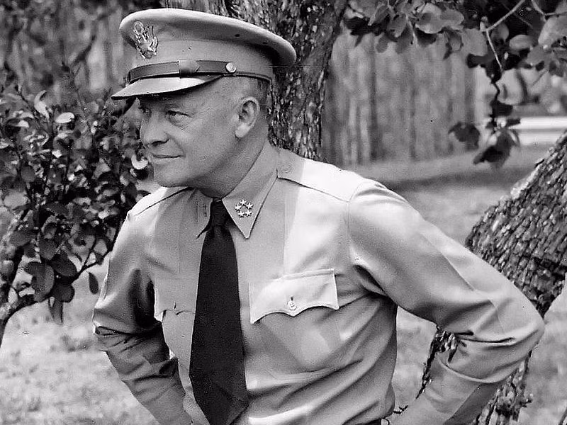 Tổng thống Dwight D. Eisenhower từng giữ chức Tổng tư lệnh tối cao các lực lượng đồng minh tại châu Âu, Tư lệnh tối cao đầu tiên của NATO. Vị tổng thống Mỹ này đã tham gia 2 cuộc chiến tranh lớn (Chiến tranh thế giới 1 và 2). Ông cũng là Tổng thống Mỹ duy nhất phục vụ quân đội trong cả hai cuộc chiến tranh lớn (Chiến tranh thế giới 1 và 2) và cũng là tổng thống đầu tiên có bằng lái máy bay.