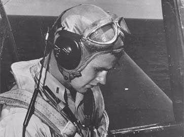 Tổng thống thứ 41 George HW Bush trong lịch sử Mỹ từng được trao Huân chương Chữ thập do có công lớn trong Chiến tranh thế giới 2. Khi đó, ông là phi công lái máy bay phóng lôi TBF Avenger.