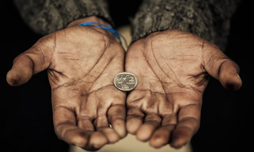 Khoảng 1/2 dân số trên thế giới sống trong cảnh nghèo đói. Cụ thể, khoảng 3 tỷ người đang sống dưới mức 2,5 USD/ngày. Tuy nhiên, trong số đó, khoảng 45% người sống với mức 1,25 USD/ngày.