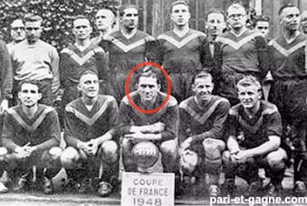 Cầu thủ ghi được nhiều bàn thắng nhất trong 1 trận bóng đá chuyên nghiệp là 16 bàn. Thành tích đó được cầu thủ Stephan Stanis xác lập trong trận đấu của CLB Lens (Pháp) tháng 12/1942.