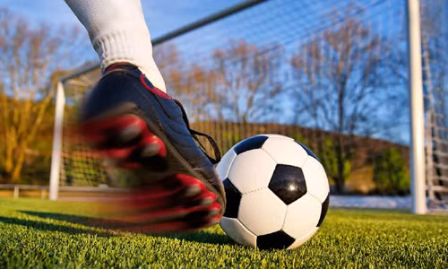 Vào tháng 5/1964, trong trận đấu giữa Peru và Argentina ở SVĐ Estadio Nacional, những quyết định gây tranh cãi của trọng tài đã thổi bùng lên một cuộc bạo động quy mô lớn. Vụ việc này khiến hơn 300 người thiệt mạng. Đây là một điều thú vị về bóng đá không nhiều người biết đến.