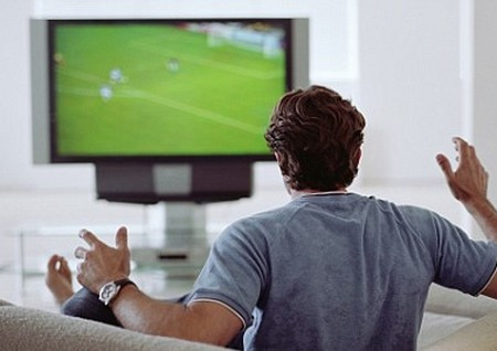 Trận đấu đầu tiên xuất hiện trên truyền hình là trận giao hữu giữa đội một và đội hai của Arsenal năm 1937.