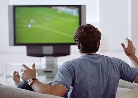 Trận đấu đầu tiên xuất hiện trên truyền hình là trận giao hữu giữa đội một và đội hai của Arsenal năm 1937.