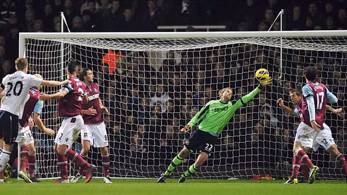 Mãi cho đến năm 1913, các thủ môn mới phải mặc áo khác màu so với đồng đội.