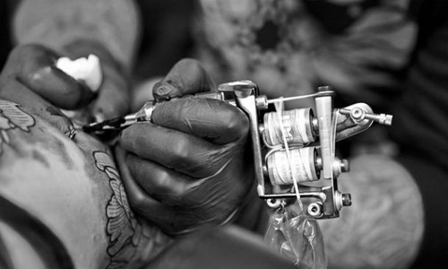 Trong khi đó, người La Mã cổ đại học kỹ thuật xăm hình từ người Hy Lạp. Theo đó, người La Mã cũng xăm hình cho tầng lớp nô lệ và những hình xăm đó được xăm lên trán của họ.