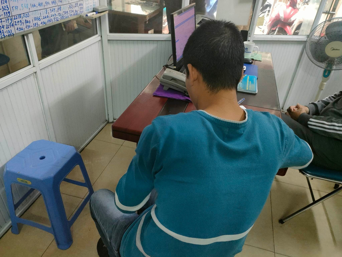 Tai xe taxi Cty Thang Long bi to xuc pham, bo roi nguoi gia va tre nho