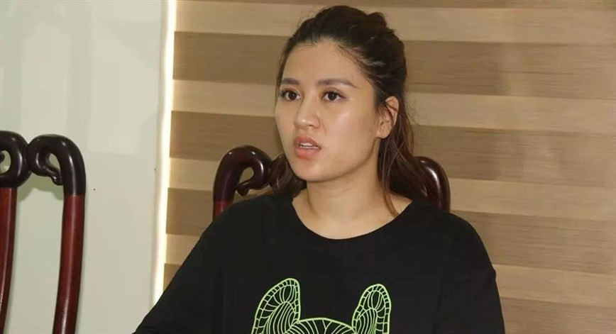  Hot girl "nổ" là doanh nhân bất động sản để lừa đảo chiếm đoạt tài sản: Để tạo niềm tin và lừa đảo, chiếm đoạt tài sản với số tiền lớn, Âu Thị Thanh Hằng (SN 1996, trú tại phường Vinh Tân, TP Vinh, tỉnh Nghệ An) đã tự làm hợp đồng đặt cọc mua bán đất, làm giả giấy chứng nhận quyền sử dụng đất để lừa đảo. Bước đầu cơ quan công an xác định, Âu Thị Thanh Hằng đã sử dụng 2 giấy chứng nhận quyền sử dụng đất làm giả để lừa đảo chị P.T.M.H. (SN 1991, trú tại quận Hoàng Mai, TP Hà Nội) với số tiền gần 8 tỷ đồng. Ngày 16/5/2022, Công an tỉnh Nghệ An tạm giữ Hằng để điều tra làm rõ hành vi “Lừa đảo chiếm đoạt tài sản”. 