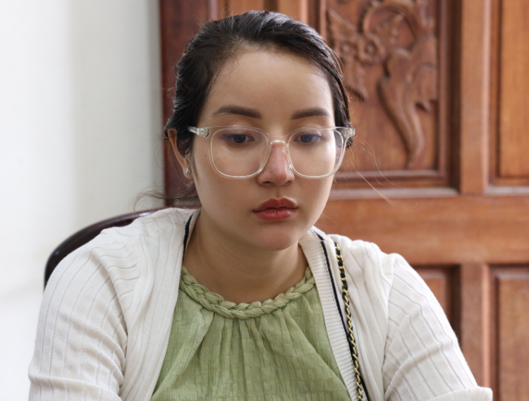  Hot girl lừa đảo dùng giấy tờ giả trốn truy nã: Ngày 29/3/2023, Cơ quan CSĐT Công an thị xã Hòa Thành (Tây Ninh) đã tạm giam Nguyễn Thị Kim Huê (SN 1998, ngụ xã Trường Tây, thị xã Hòa Thành) để điều tra, làm rõ về hành vi lừa đảo chiếm đoạt tài sản và sử dụng tài liệu giả. Tại cơ quan Công an, Huê khai nhận: Sau khi bị cơ quan CSĐT Công an thị xã Hòa Thành khởi tố về hai hành vi trên, Huê đã bỏ trốn khỏi địa phương. Huê sử dụng giấy CCCD giả mang tên Thẩm Thụy Ngọc Quyên (SN 1990, ngụ quận 6, TP HCM), rồi đến tỉnh Sóc Trăng lẩn trốn cho đến khi bị bắt. 