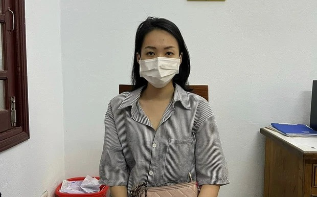  "Hot girl" 8 lần trộm tiền bạn cùng phòng: Trong quá trình sống chung ở chung cư cao cấp trên đường Trần Hưng Đạo, phường An Hải Tây, quận Sơn Trà, TP Đà Nẵng, hot girl Đỗ Thảo Uyên (quê Hà Nội, là người mẫu ảnh tại Đà Nẵng) đã 8 lần “lấy trộm” hàng chục triệu đồng của chị N.T.T. (SN 1999, ngụ Quảng Trị) bạn cùng phòng để tiêu xài, trưng diện… Ngày 21/4/2022, Công an phường An Hải Tây đã bàn giao đối tượng Đỗ Thảo Uyên cho Công an quận thụ lý điều tra về hành vi trộm cắp tài sản. 