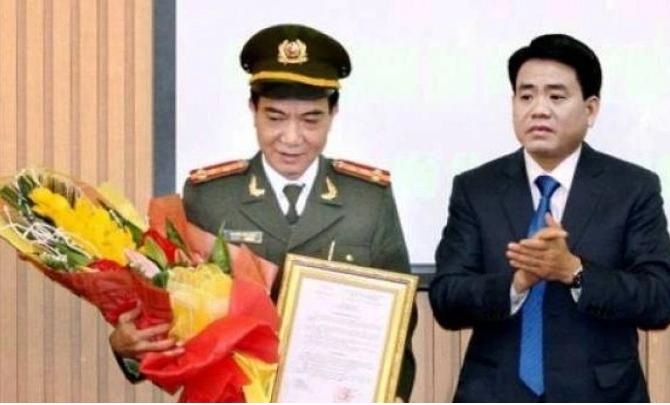 Ngày 31/3/2022, ông Tuấn nghỉ công tác, chờ hưởng chế độ hưu trí, khi đó có cấp bậc hàm thiếu tướng. Tại kỳ họp thứ 25 của Ủy ban Kiểm tra Trung ương vào tháng 1/2023, ông Nguyễn Anh Tuấn bị khai trừ Đảng. (Ông Nguyễn Anh Tuấn (trái) 