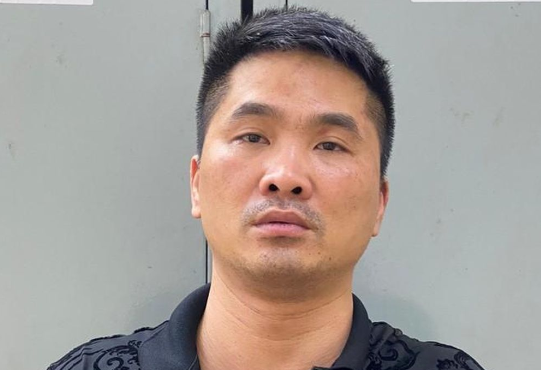 Bat ke choc thung lop nhieu o to do tren via he khu Linh Dam