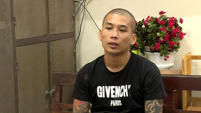  Giả danh công an để lừa tiền cô gái: Nông Văn Dũng (SN 1995, ở huyện Yên Thế, tỉnh Bắc Giang) tìm kiếm, thu thập thông tin cá nhân người dùng Facebook rồi làm quen và lừa đảo. Sau khi nắm được thông tin chủ 1 tài khoản facebook ở xã Phương Liễu, huyện Quế Võ, tỉnh Bắc Ninh có bạn trai đang chấp hành án phạt tù, Dũng đã giả danh là cán bộ công an tiếp cận, làm quen và hứa hẹn giúp bạn trai của nạn nhân giải quyết việc trong trại giam. Sau nhiều lần trao đổi qua Zalo, nạn nhân tin tưởng và chuyển khoản 22 triệu đồng. Ngày 2/6/2022, Công an huyện Quế Võ đã khởi tố Dũng. 