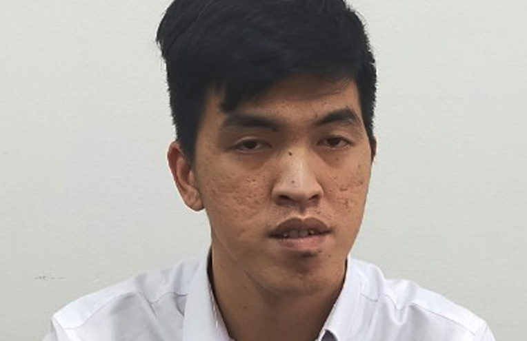  Giả danh cán bộ Công an lừa tình, tiền nhiều phụ nữ: Trần Quốc Thái (SN 1992, trú TP HCM) là đối tượng chuyên giả danh cán bộ Công an để lừa tình, lừa tiền của nhiều phụ nữ nhẹ dạ, cả tin (đã có tiền án 6 năm, 6 tháng tù giam về hành vi này). Đối tượng đã sử dụng thủ đoạn lừa đảo đến nhà người yêu rồi trộm cắp tài sản với nhiều bị hại. Ngày 18/2/2021, Công an huyện Thường Xuân, tỉnh Thanh Hóa đã khởi tố bị can, ra lệnh tạm giam đối tượng Trần Quốc Thái.