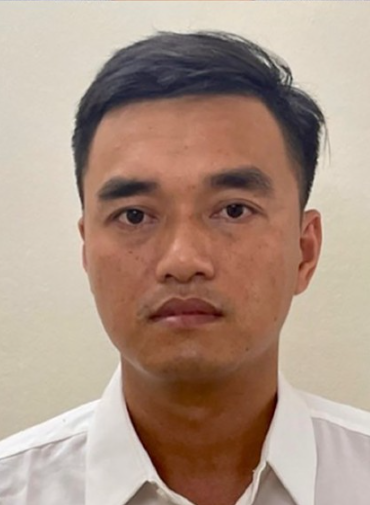 Bị can Vũ Sỹ Cường - nguyên cán bộ Phòng Tham mưu Cục Quản lý xuất nhập cảnh Bộ Công an, từ tháng 6/2021 đến tháng 12/2021, đã nhận hối lộ 7 lần, tổng số 9,3 tỷ đồng.