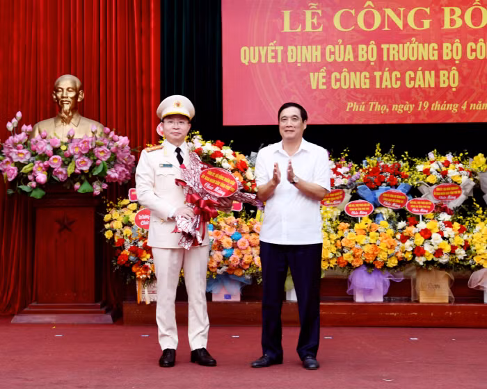 Phát biểu nhận nhiệm vụ, đại tá Nguyễn Minh Tuấn nghiêm túc tiếp thu các ý kiến chỉ đạo và giao nhiệm vụ của Thứ trưởng Trần Quốc Tỏ và Bí thư tỉnh ủy Phú Thọ Bùi Minh Châu. Trên cương vị công tác mới, tân Giám đốc Công an tỉnh Phú Thọ hứa sẽ không ngừng nỗ lực phấn đấu, trau dồi bản lĩnh chính trị, nâng cao năng lực, trình độ cùng tập thể Ban Thường vụ Đảng ủy, Ban Giám đốc Công an tỉnh hoàn thành xuất sắc mọi nhiệm vụ được giao, góp phần xây dựng quê hương đất Tổ ngày càng giàu đẹp, văn minh. (Ảnh: Bí thư Tỉnh ủy tỉnh Phú Thọ Bùi Minh Châu tặng hoa chúc mừng Đại tá Nguyễn Minh Tuấn) 