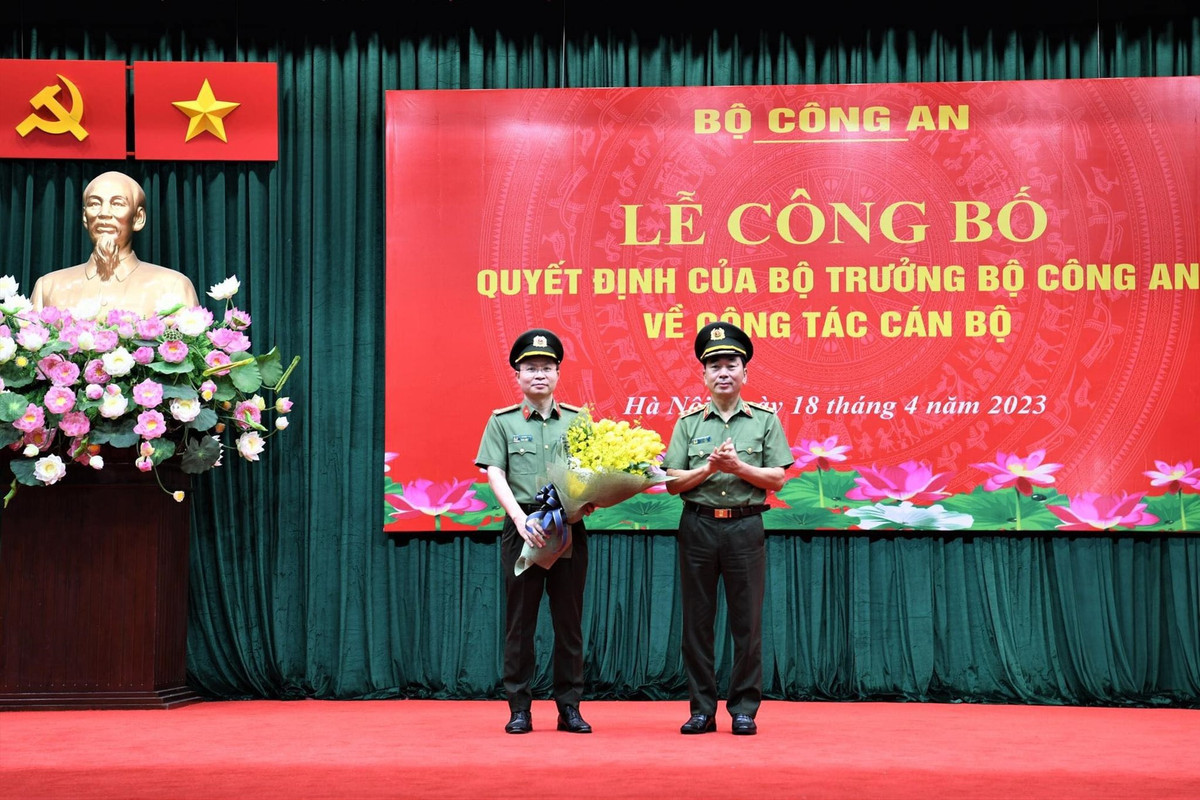 Tân Giám đốc Công an tỉnh Phú Thọ Nguyễn Minh Tuấn sinh năm 1975; quê quán huyện Hoằng Hóa, tỉnh Thanh Hóa. Trước khi được điều động, luân chuyển, bổ nhiệm giữ chức vụ Giám đốc Công an tỉnh Phú Thọ, Đại tá Nguyễn Minh Tuấn giữ chức vụ Phó Cục trưởng Cục Kế hoạch và Tài chính, Bộ công an.