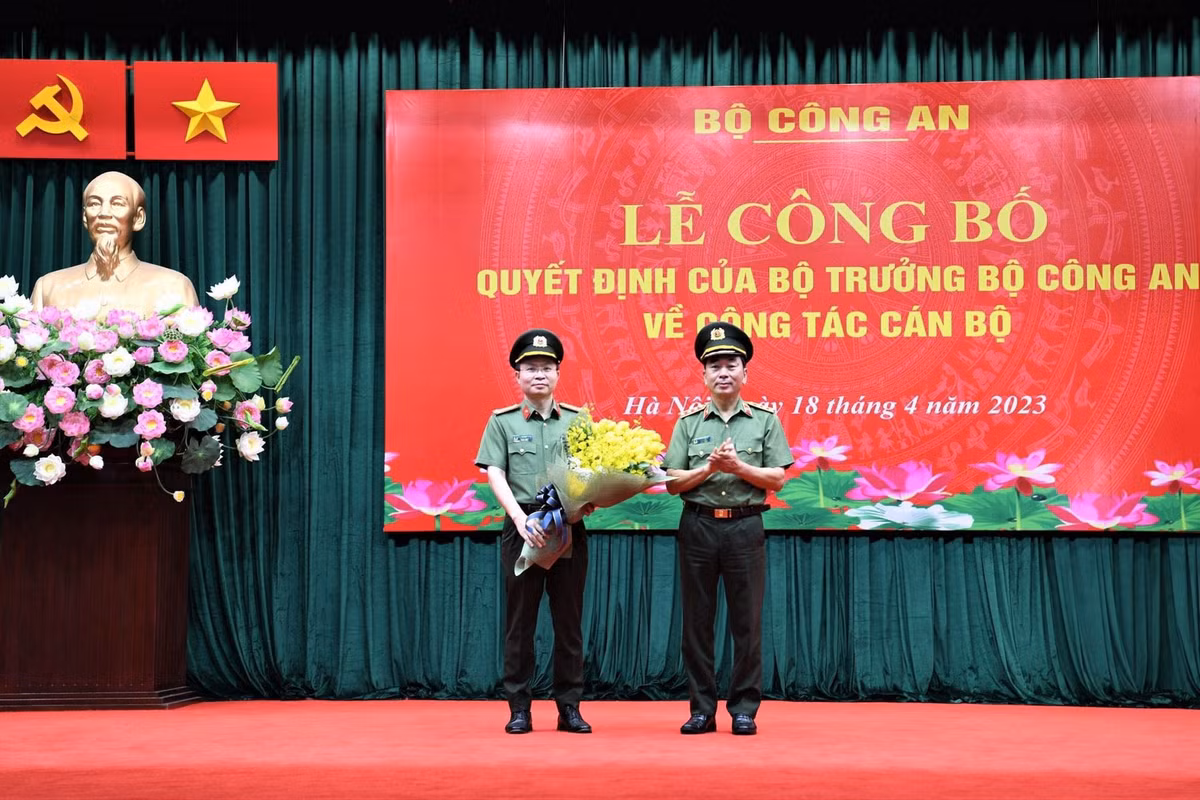Tân Giám đốc Công an tỉnh Phú Thọ Nguyễn Minh Tuấn sinh năm 1975; quê quán huyện Hoằng Hóa, tỉnh Thanh Hóa. Trước khi được điều động, luân chuyển, bổ nhiệm giữ chức vụ Giám đốc Công an tỉnh Phú Thọ, Đại tá Nguyễn Minh Tuấn giữ chức vụ Phó Cục trưởng Cục Kế hoạch và Tài chính, Bộ công an.