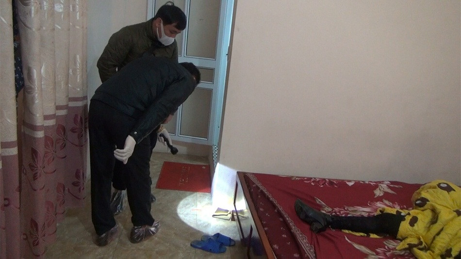  Sát hại dã man gái bán dâm vì bị đòi thêm 100.000 đồng: Tối 27/12/2018, Trần Văn Đức (ngụ xã Tân Hiệp, huyện Hóc Môn, TP HCM) đến chỗ kiôt bán nước của bà T. (ngụ quận Tân Bình, TP HCM) để mua dâm. Sau khi mua bán dâm, bà T. yêu cầu Đức đưa thêm 100.000 đồng với giọng hăm dọa nên Đức đồng ý đưa thêm tiền. Tuy nhiên, Đức lại dùng một con dao vừa đâm vừa chém nhiều nhát khiến nạn nhân tử vong. 