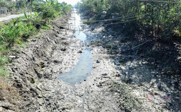 Theo trình bày của nạn nhân, trưa 19/11, cô gái đi một mình về nhà. Khi đến con mương cạn thì bất ngờ một thanh niên cầm dao nhảy ra chặn đường. Người này dí dao vào cổ khống chế và lôi cô gái xuống phía dưới mương nước để giở trò đồi bại. Quá sợ hãi, cô gái ra sức chống cự, chỉ đến khi người dân xuất hiện, gã thanh niên kia mới buông tay. Xác định đây là vụ án đặc biệt nghiêm trọng, Công an huyện Phú Xuyên nhanh chóng tiến hành xác minh. Chỉ ít lâu sau đó, nhân thân đối tượng gây án được làm rõ là Đào Văn Hùng (SN 1986, trú tại xã Khai Thái, Phú Xuyên, Hà Nội). (Ảnh minh hoạ, nguồn internet) 