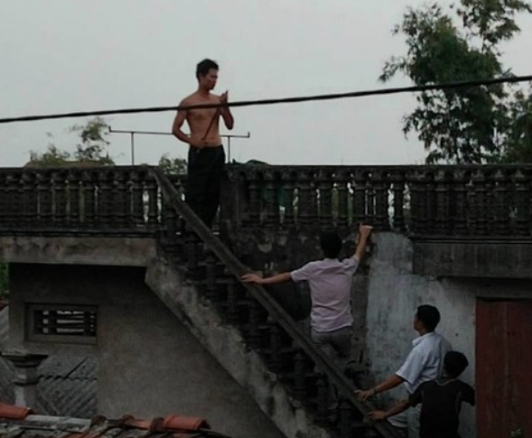 Hùng vốn không nghề nghiệp, sống khá khép kín cùng bố mẹ và một người em bị tật nguyền. Khi lực lượng công an tới nhà để triệu tập, Hùng cầm dao cố thủ, đe dọa không cho ai vào. Lúc này, Hùng có biểu hiện kích động, sẵn sàng gây nguy hiểm cho người khác nếu cố tình khống chế hắn. Suốt nhiều giờ thuyết phục, thay vì chấp hành, Hùng càng tỏ ra hung hăng và manh động hơn.