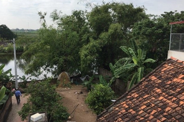 Nhà gồm một căn nhà mái bằng là nơi bố mẹ đối tượng ở, sát đó là căn nhà ngang cấp 4 được để cho Hùng ở cùng anh trai, sát khoảng sân nối từ đường làng vào là mảnh vườn trồng chuối. Khu vườn ấy sát chiếc ao chung của thôn. Khi bới nhẹ ở địa điểm đầu tiên Hùng đánh dấu, công an phát hiện một mẩu xương và miếng vải giống vài quần, áo. Thông tin trên được cấp báo lên Công an Hà Nội. (Ảnh Tri thức trẻ)