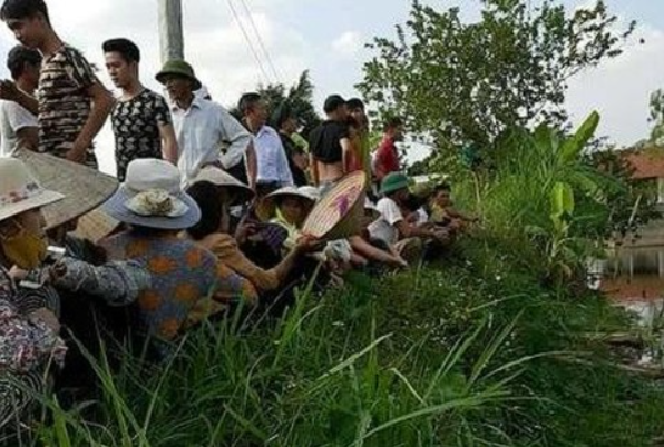 Chiều hôm trước, khi vây bắt đối tượng, một vài người dân có nói Hùng ở thôn thường hay trêu ghẹo những cháu gái nên các điều tra viên hỏi về chuyện này. Bất ngờ bị hỏi, Hùng ấp úng, kêu mệt xin nghỉ một chút. Khi điều tra viên hỏi về vụ việc hai cháu bé tên T mất tích bí ẩn vào tháng 5/2016, thì gã khai chính mình đã sát hại hai cháu và chôn ở vườn nhà. (Ảnh: Công an TP HCM) 