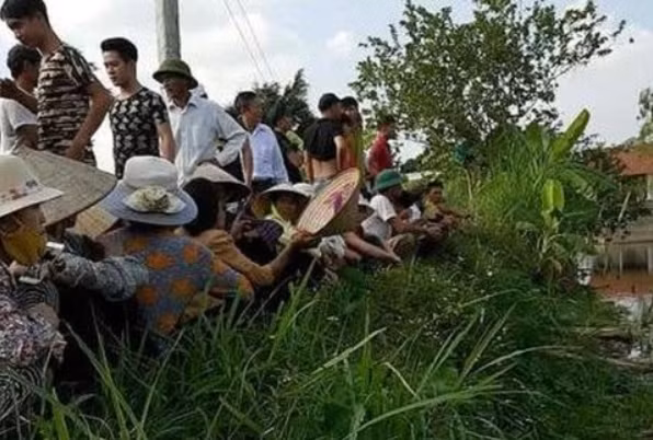 Chiều hôm trước, khi vây bắt đối tượng, một vài người dân có nói Hùng ở thôn thường hay trêu ghẹo những cháu gái nên các điều tra viên hỏi về chuyện này. Bất ngờ bị hỏi, Hùng ấp úng, kêu mệt xin nghỉ một chút. Khi điều tra viên hỏi về vụ việc hai cháu bé tên T mất tích bí ẩn vào tháng 5/2016, thì gã khai chính mình đã sát hại hai cháu và chôn ở vườn nhà. (Ảnh: Công an TP HCM) 