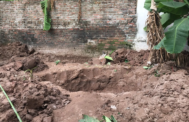 Khu vườn nhà Hùng lập tức được phong tỏa. Tại đây, lực lượng kỹ thuật hình sự phát hiện 2 thi thể đã phân hủy hết, chỉ còn xương, tóc và những mảnh quần áo. Qua khám nghiệm, phần hộp sọ của hai thi thể này đã vỡ, chứng tỏ các nạn nhân bị đánh bởi vật tày, cứng và có trọng lượng. Công an cũng làm rõ, căn cứ trên những mẫu thu được, hai nạn nhân đã tử vong khoảng 5-6 tháng, cả hai nằm trong độ tuổi từ 7 đến 11. Tất cả đều trùng khớp với thời gian mất tích cũng như độ tuổi của hai cháu bé tên T. (Ảnh Tri thức trẻ) 