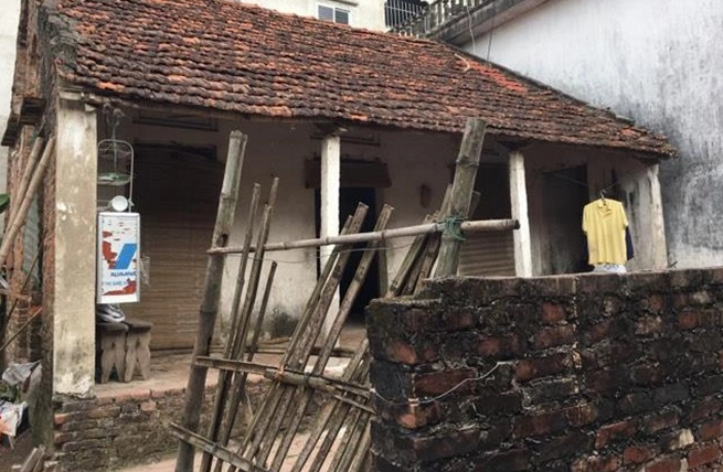 Tại cơ quan công an, Hùng khai không nhớ rõ ngày, chỉ biết vào khoảng tháng 5/2016, khi gã đứng ở cổng nhà vào lúc chiều muộn thì phát hiện hai cháu T đi qua, Hùng kéo hai cháu vào rồi ra tay sát hại bằng búa. Lý do của việc này là thời điểm đó gã đã gần 30 tuổi mà vẫn chưa có người yêu. Nhiều lần đi tán tỉnh, nhưng đều bị các cô gái từ chối. Vào chiều xảy ra vụ việc, Hùng bất giác nghĩ tới việc đó và tỏ ra bực tức. Gã đi ra cổng thì phát hiện hai cháu gái. (Ảnh Tri thức trẻ)