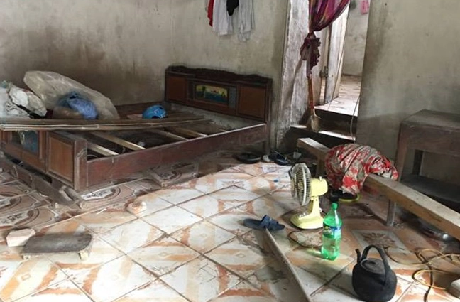 Khi tiến hành khám nghiệm, công an phát hiện trên giường của đối tượng có nhiều vết máu. Chiếc búa hung khí cũng được thu giữ, ở phần đầu búa còn vết máu lâu ngày ngả sẫm màu. Tối ấy, sợ bị phát hiện khi cả thôn đọc loa tìm hai cháu bé mất tích, Hùng đem hai cháu ra vườn sau nhà chôn để phi tang. Sự việc trên có bố, mẹ gã biết. Tuy nhiên vì sợ hãi nên hai người này suốt một thời gian dài đã im lặng, không tố giác hành vi tội ác của con mình. Sau này, với tội ác mất hết nhân tính của mình, Hùng bị TAND Hà Nội kết án tử hình. Bố, mẹ đối tượng cũng bị tuyên những mức án tương xứng cho hành vi "không tố giác tội phạm". (Ảnh Tri thức trẻ)