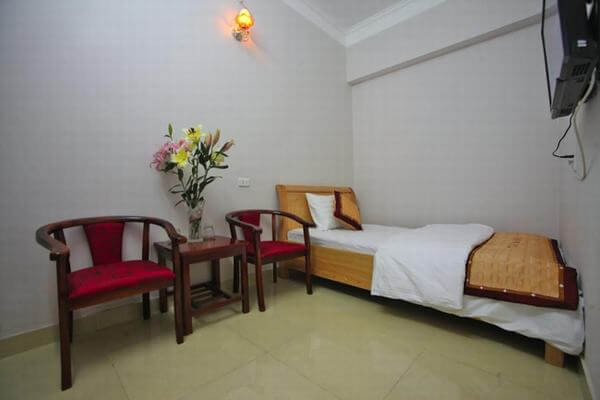 Khoảng 9h ngày 21/2, cả nhóm tập trung tại ngõ 174, phố Đội Cấn, quận Ba Đình để M. đi gặp anh Đ.V.H. Khi M. vừa đến, Đ.V.H. mời vào nhà rồi vội vàng giở trò “sàm sỡ” thì bị M. dùng điện thoại quay lại rồi lấy lý do đi vệ sinh để nhắn tin cho đồng bọn. Tuy nhiên, do cửa khóa nên đồng bọn của M. không thể vào bắt quả tang. Do vậy, M. chạy ra cửa tầng 1 hô hoán, kêu cứu. (Ảnh minh họa, nguồn Internet) 