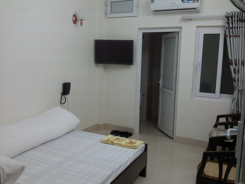 Sau đó, M. lên mạng thực hiện kế hoạch giăng bẫy. Nhiều nam giới “hám của lạ” nhanh chóng đến nhà nghỉ, khách sạn cùng M. “vui vẻ”. Tuy nhiên, trước khi khách đòi thực hiện hành vi mua dâm, M. nại ra các lý do rồi trốn vào nhà vệ sinh nhắn tin cho H. và đồng bọn xông vào phòng giả vờ phát hiện bị hại quan hệ với trẻ em rồi quay video, dùng dao đe dọa, chiếm đoạt tiền. Ngày 20/2, M. hẹn gặp anh Đ.V.H. (sinh năm 1980, ở quận Ba Đình). (Ảnh minh họa, nguồn Internet) 