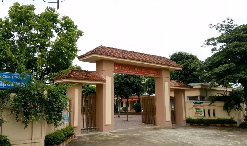  Nam sinh lớp 11 đâm bạn lớp 12 tử vong do chống đỡ màn đánh hội đồng: Ngày 11/10/2022, do mâu thuẫn cá nhân, trong lúc chống đỡ màn đánh hội đồng của đàn anh lớp 12, Phan Quang Minh (SN 2006, trú tại thôn Hùng Sơn, xã Sơn Tiến, huyện Hương Sơn, tỉnh Hà Tĩnh là học sinh lớp 11G trường THPT Lý Chính Thắng) đã dùng con dao mang sẵn đâm một nhát khiến Nguyễn Tiến Thuận (SN 2005, học sinh lớp 12 tử vong). Gây án xong, đối tượng được gia đình vận động nên đã đến cơ quan Công an đầu thú. 