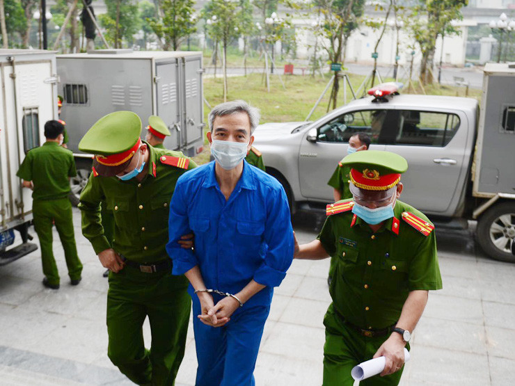 Hinh anh cuu GD BV Tim Ha Noi Nguyen Quang Tuan toc bac trang hau toa