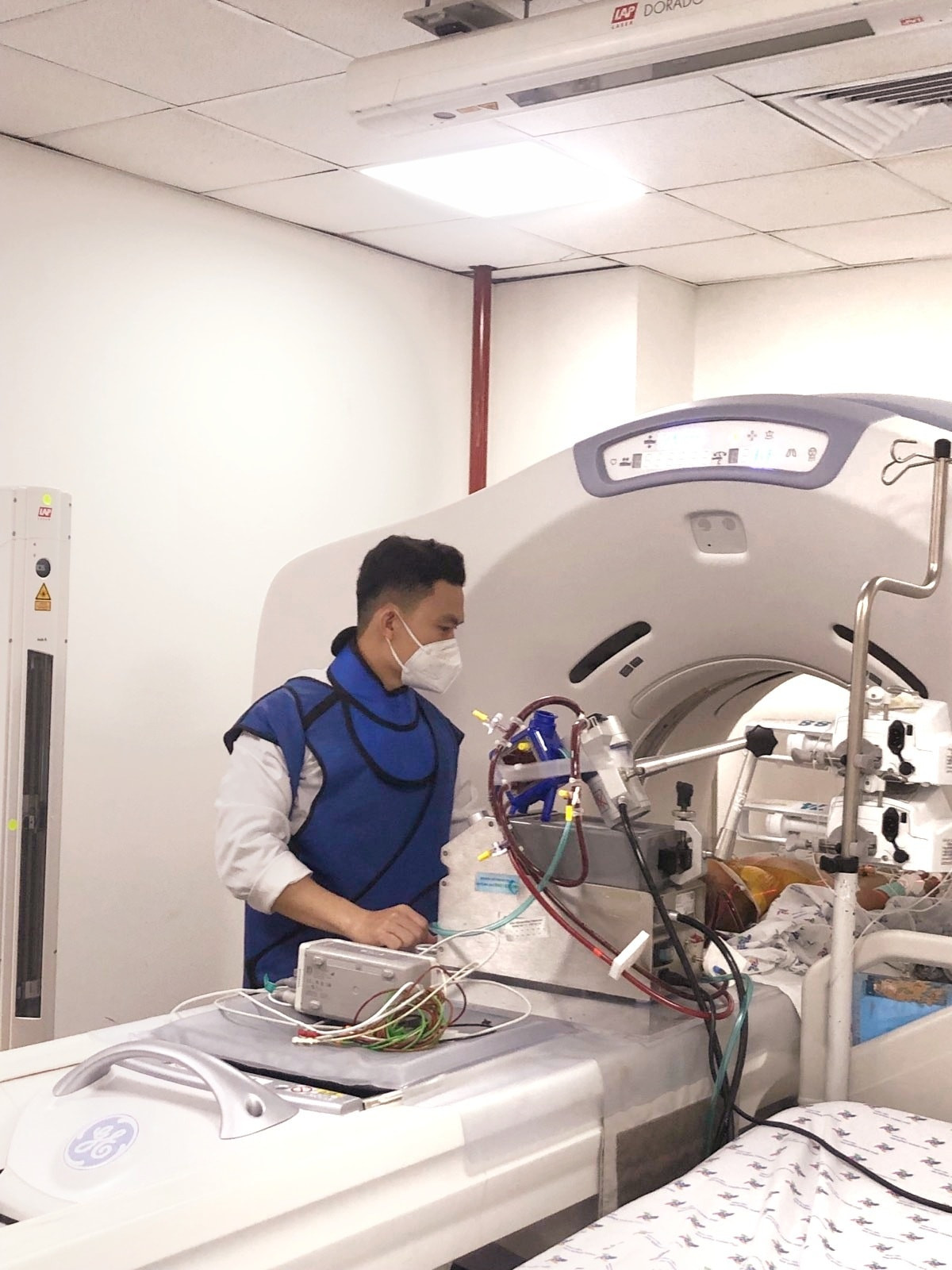 Chay ECMO, loc mau lien tuc cuu song tre 5 tuoi bi ong vo ve chich-Hinh-2