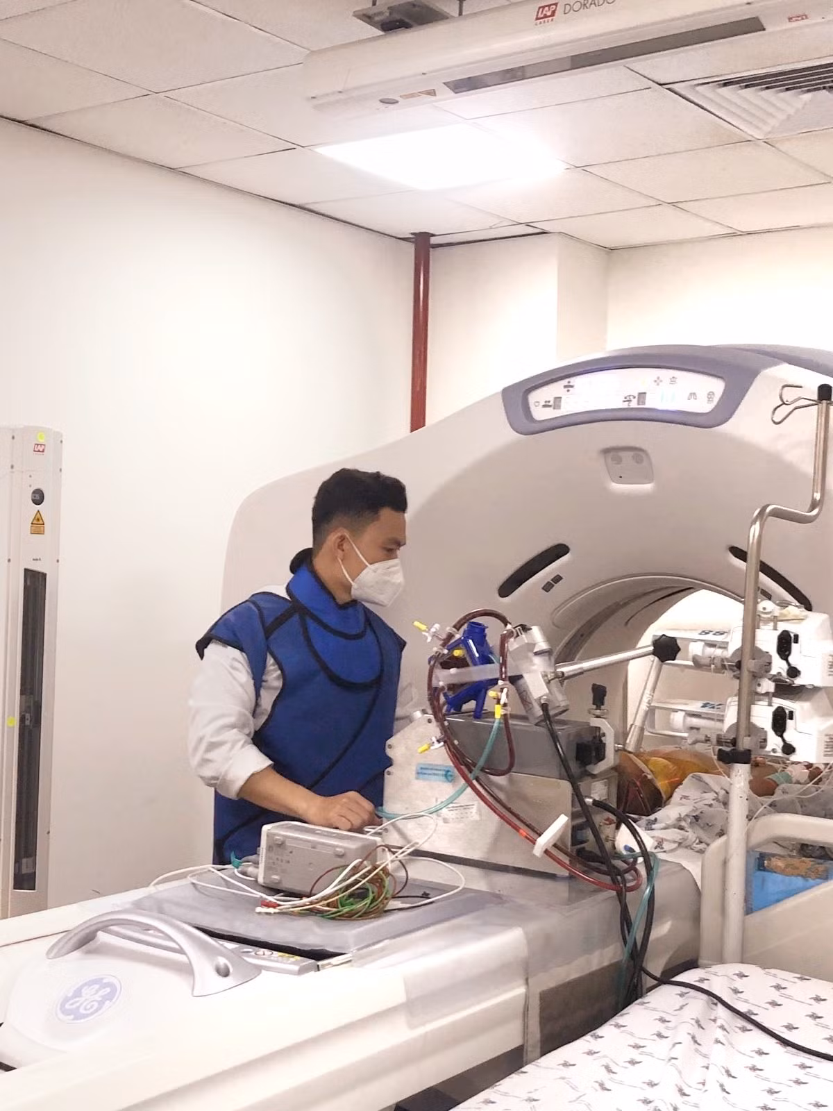 Chay ECMO, loc mau lien tuc cuu song tre 5 tuoi bi ong vo ve chich-Hinh-2