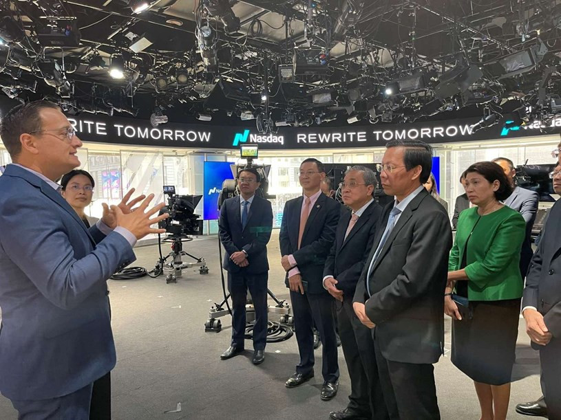 Chủ tịch UBND TP HCM Phan Văn Mãi thăm Sàn Giao dịch Chứng khoán NASDAQ Chu tich UBND TP HCM Phan Van Mai tham San Giao dich Chung khoan NASDAQ