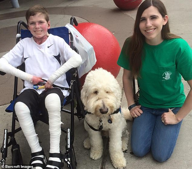 EB xảy ra do các gen bị lỗi, có thể di truyền hoặc xảy ra một cách tự phát. Không có cách chữa trị nào. Điều trị tập trung vào việc giảm đau và điều trị các biến chứng, chẳng hạn như nhiễm trùng hoặc ung thư da. Y tá Nicole Collins, người giúp John tắm và xử lý vết thương mỗi ngày, nói rằng cậu là một chiến binh thực thụ khi phải chống chịu nỗi đau như vậy.