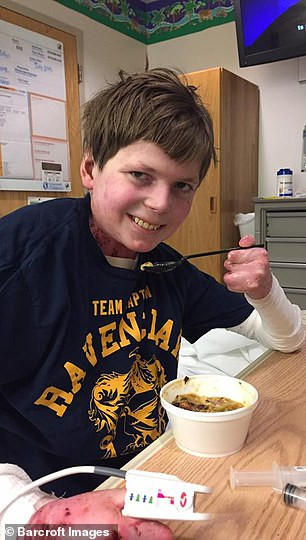 “Tôi thường nhận được phản ứng tích cực từ mọi người. Mặc dù tôi mắc tình trạng này, tôi hy vọng rằng một ngày nào đó tôi có thể lớn lên bình thường giống như bố mẹ tôi. Tôi muốn làm điều gì đó mà tôi có thể để giúp đỡ người khác”.