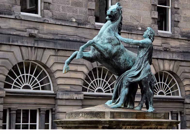 Akhal-teke còn được biết đến là loài ngựa trung thành, có khả năng thấu hiểu chủ nhân. Bucephalus - chiến mã của Alexander Đại Đế (Hy Lạp) - cũng là giống Akhal-teke và chỉ có Đại đế mới thuần hóa nổi chúng. Ảnh: Tượng Alexander Đại Đế và Bucephalus của nhà điêu khắc John Steell tại Edinburgh (Scotland).