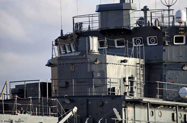 Để chi viện cho quân đổ bộ đường biển, trên tàu còn được trang bị bệ pháo phản lực phóng loạt A-215 122mm. Ảnh: cận cảnh thượng tầng chỉ huy tàu đổ bộ Ropucha mang tên Korolev.