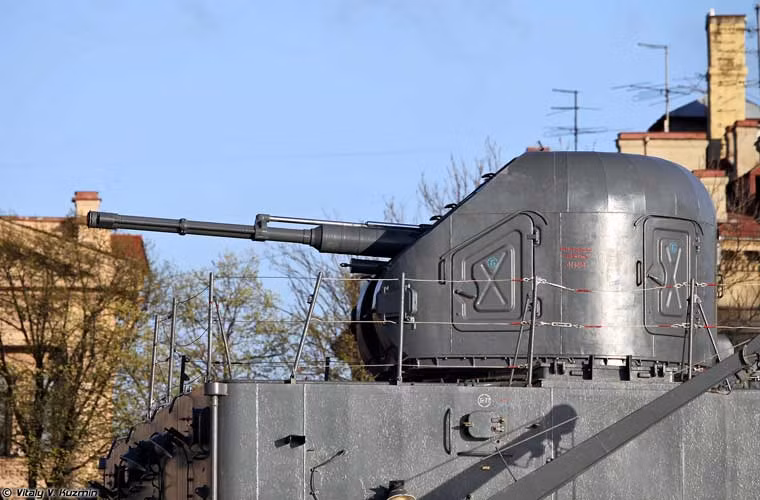 Điểm khác biệt dễ nhận thấy nhất giữ thế hệ Project 775M Ropucha II so với Project 775 Ropucha là ở vũ khí. Trên tàu đổ bộ Korolev trang bị bệ pháo hạm AK-176 thay cho pháo AK-725. Pháo có thể bắn các mục tiêu trên không, trên biển, trên bộ ở tầm xa đến 15km, tốc độ bắn 120 phát/phút.