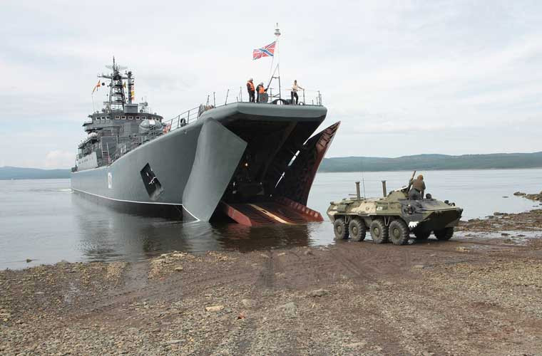 Khi đổ bộ, tàu sẽ “há mồm” – mũi tàu sẽ mở ra cùng cầu thang để các xe thiết giáp cùng lính thủy đổ bộ lên đánh chiếm bờ biển.