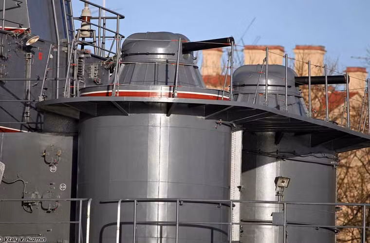 Ở đuôi tàu được bố trí hai bệ pháo phòng không cao tốc AK-630 để chống mục tiêu tầm thấp, đặc biệt là tên lửa hành trình.