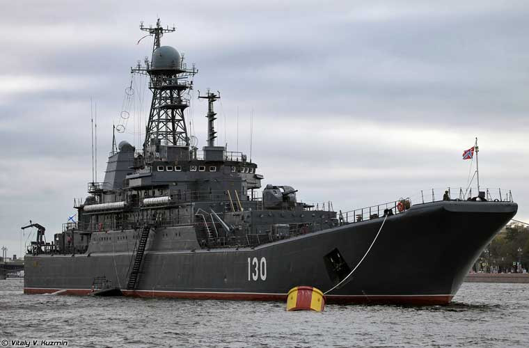 Các tinh hoa "tàu há mồm" Hạm đội Baltic đều nằm ở Lữ đoàn tàu 71 (Sư đoàn tàu mặt nước 12) gồm 4 tàu đổ bộ lớp Ropucha và 2 tàu đổ bộ đệm khí lớp Zubr. Dù Zubr có tính năng độc đáo hơn, nhưng nói khả năng chuyên chở, tầm hoạt động thì Ropucha mới là chủ lực đổ bộ đường biển của Hạm đội Baltic, Hải quân Nga. Trong ảnh là một trong bốn tàu đổ bộ Ropucha của Hạm đội Baltic mang tên Korolev (130).
